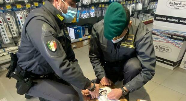 Merce irregolare venduta nei negozi del Veneziano: sequestrati 94mila prodotti