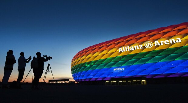 Uefa risponde alle accuse tingendo il logo di arcobaleno: «Simbolo dei nostri valori fondamentali». Orban rinuncia all'incontro