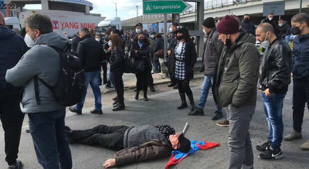 Whirlpool Napoli, la rabbia degli operai: lavoratore colto da malore, bloccato lo svincolo autostradale