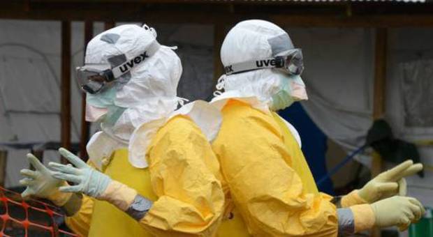 Medici con le tute per evitare il contagio dell'ebola
