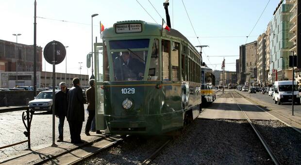 Napoli, un tram d'epoca restaurato