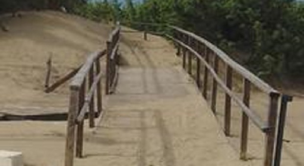 Parcheggio disabili sommerso dalla sabbia a Sabaudia: «Costretto a guardare il mare dall’auto»