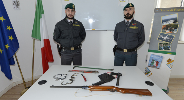 In auto con una carabina, manette e armi da taglio: sloveno nei guai