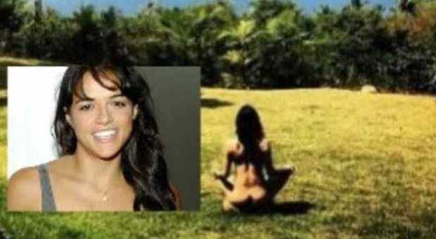 Michelle Rodriguez fa yoga nuda