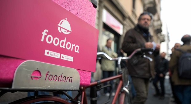 Torino, i fattorini fanno causa a Foodora: «Licenziati dopo la protesta per compensi troppo bassi»