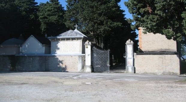Senigallia, le coppiette si appartano al cimitero di Montignano: denunce e proteste