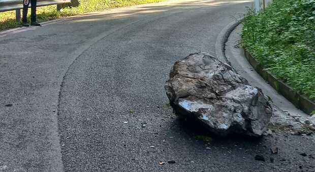 Una roccia caduta sulla strada per il Cansiglio