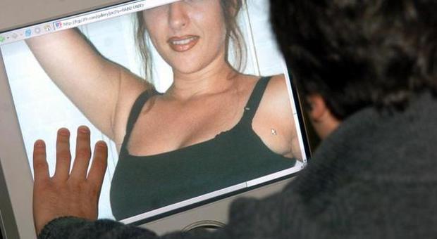 Salerno, video porno manipolato con la sua immagine: ricatto da 2000 euro al commerciante