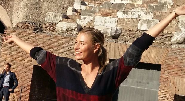 Palleggi, selfie e danze fuori programma: show al Colosseo con Sharapova e Berdych