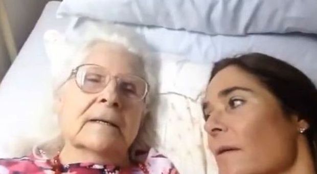 Malata di Alzheimer, ma riconosce la figlia. Il suo "Ti amo" commuove il web