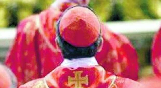 Truffatori travestiti da cardinali presi da militari vestiti da preti
