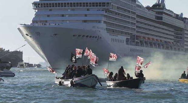 Grandi navi, nuova protesta: in 300 alle Zattere contro 6 crociere