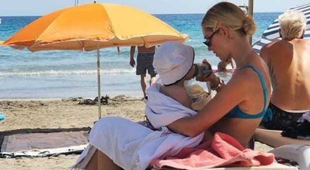 Chiara Ferragni, la foto in spiaggia a Ibiza. I fan non credono ai loro occhi: «Manca solo la borsa frigo»