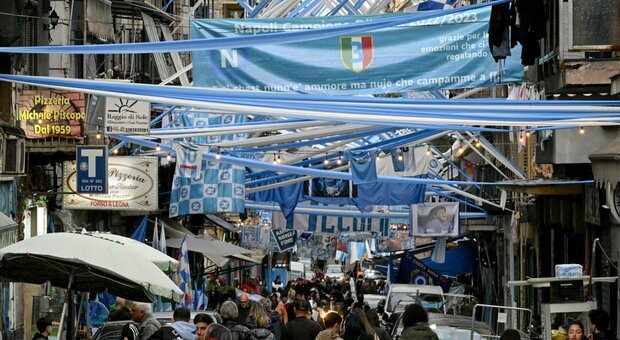 Un vicolo di Napoli in festa