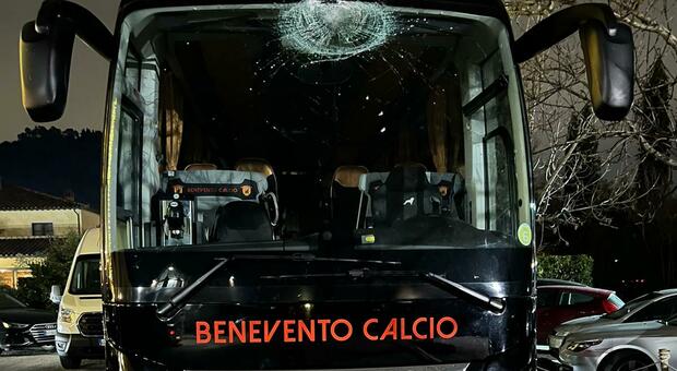 Il pullman del Benevento danneggiato dall'assalto di alcuni tifosi