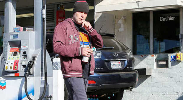 Ingrassato, in tuta mentre fuma e beve: L'attore irriconoscibile a Los Angeles