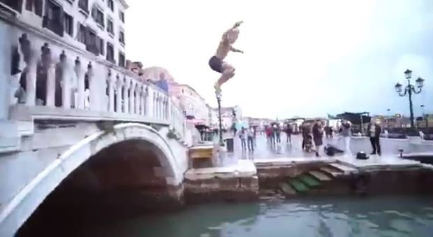Il tuffo nei canali, una delle "bravate" più ricorrenti dei turisti a Venezia, poi sanzionati
