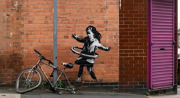 Banksy: «Mio il murales con la ragazzina con hula hoop»