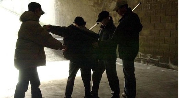 «Rivuoi il telefono? Paga». Perugia: stroncata baby gang del centro. Ragazzini minacciati e rapinati con i coltelli