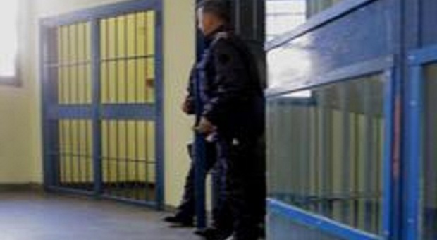 Detenuto si spoglia davanti alla dottoressa e aggredisce gli agenti: paura nel carcere di Teramo