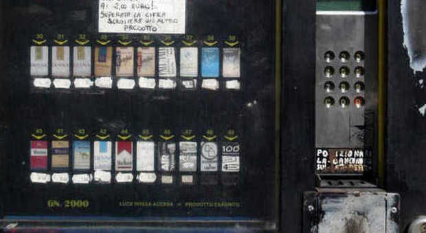 Napoli. Svuotano distributore di sigarette con banconote facsimile: colpo da 800 euro