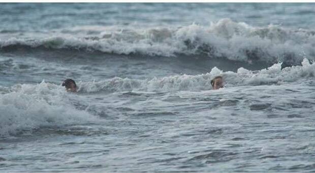Rischiano di annegare nel mare in tempesta: militare fuori servizio si butta in acqua e salva 4 adulti e 3 bambini