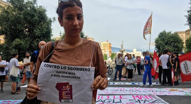 Sgombero centri sociali “Sgarrupato” ed “Eta Beta”, sit-in a Palazzo San Giacomo: «Siamo sotto attacco»