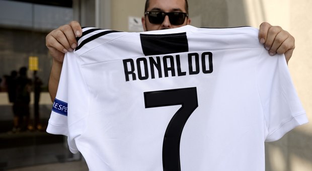 Ronaldo mania, venduta una maglia al minuto
