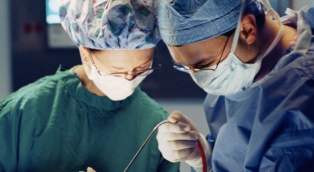 Crescono le donne in sala operatoria, le dottoresse vincono sempre più contratti di formazione