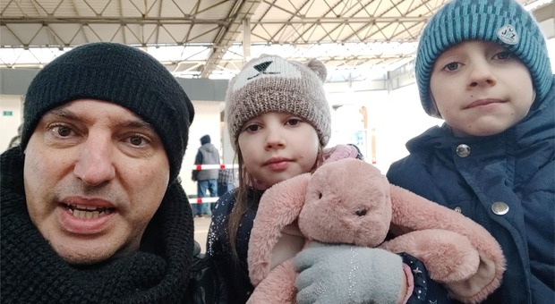 Ucraina, il coraggio di papà Marco: «Scappo con i miei figli e racconto che è un gioco»