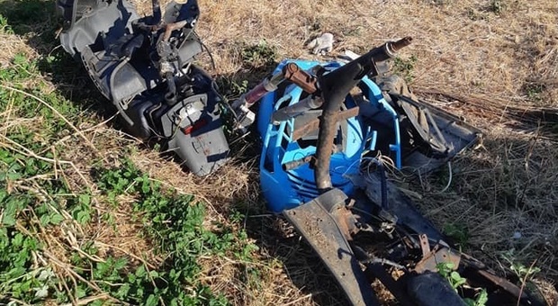 Porto San Giogio, rifiuti selvaggi: tra quelli abbandonati spuntano le carcasse di due scooter