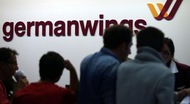 Francia, aereo caduto: a Dusseldorf equipaggi si rifiutano di volare: Germanwings cancella 30 voli