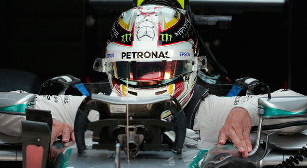 Il campione del mondo Lewis Hamilton nella sua Mercedes