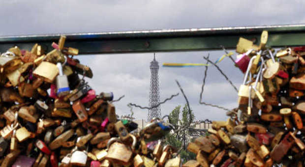Parigi dichiara guerra ai «lucchetti dell'amore»: Pont des Arts come Ponte Milvio a Roma