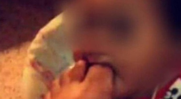 Madre 15enne mette l'alluce in bocca al bimbo e posta la foto su Fb: ecco le reazioni del web