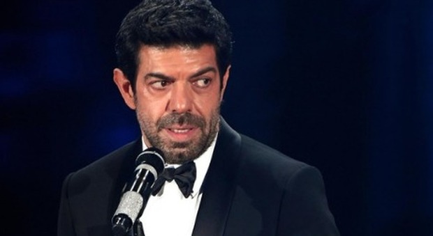 Sanremo 2019, Pierfrancesco Favino sul palco. Virginia Raffaele gli tocca il lato B: «Che ciapèt»