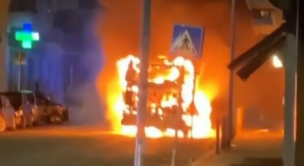 Roma, autobus in fiamme a Piazza Irnerio: «Abbiamo sentito due botti terrificanti»