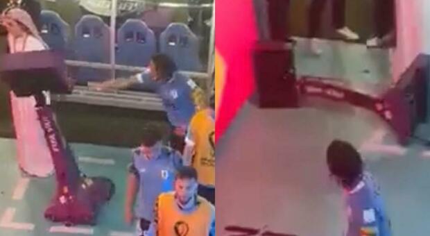 Uruguay eliminato, Cavani è una furia: il suo pugno al VAR diventa virale sui social