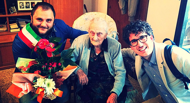 Nonnina salentina compie 105 anni, la festa con il sindaco e i parenti