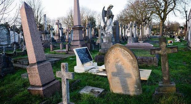 Fanno sesso davanti al cimitero, maxi-multa di 20.000 euro