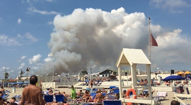 La Terra dei fuochi brucia ancora: maxi incendio sul litorale domitio