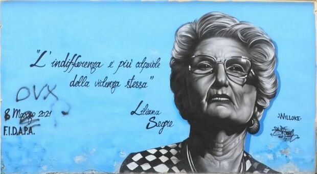 25 aprile, scritta «Dux» sul murale di Liliana Segre ad Ariano Irpino