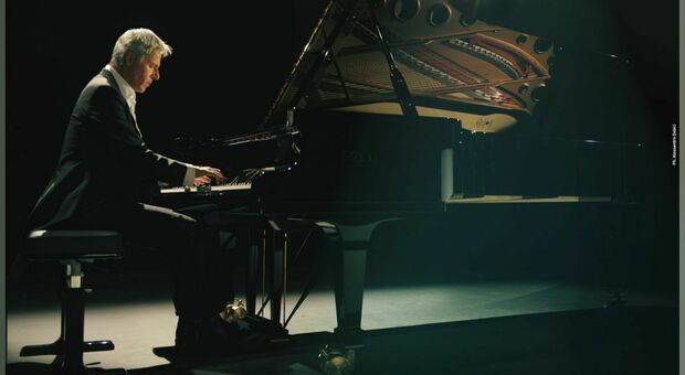 Claudio Baglioni in pianoforte