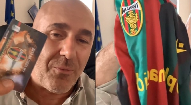 Il presidente della Ternana dona al sindaco maglia e abbonamento: «Resto il primo tifoso»