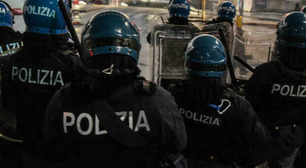 Milano, trecento giovani in strada per il video di un rapper: lanci di pietre e scontri con la polizia. Dispersi con un lacrimogeno