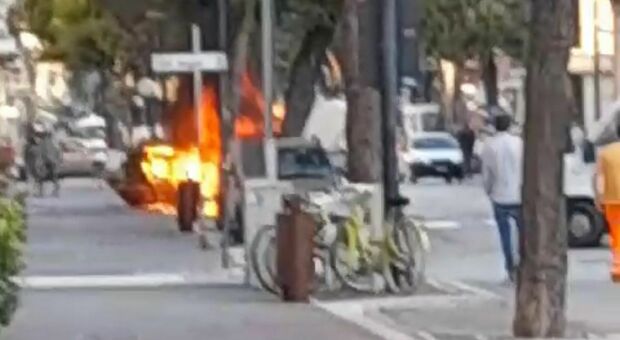 Che paura in pieno centro a Porto Recanati: un'auto si incendia a pochi metri dai passanti