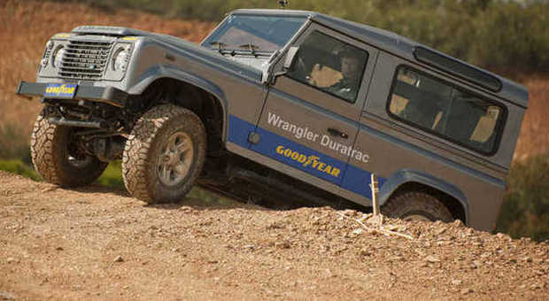 L'inarrestabile Land Rover Defender con le Goodyear Duratrac durante il test in Portogallo