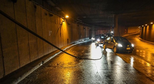 Roma, caos sul Muro Torto: cavo cede nel sottopasso, traffico in tilt