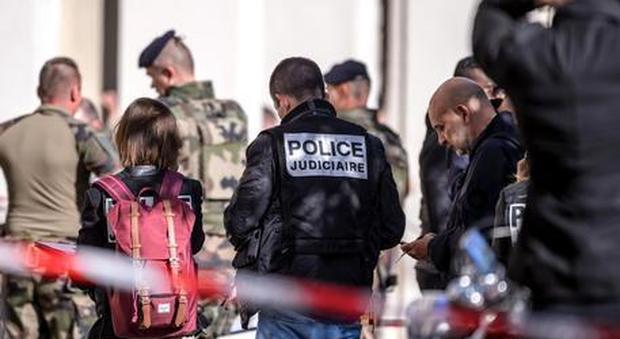 Terrorismo, attentato sventato in Francia: arrestati due fratelli egiziani, volevano fabbricare veleno al ricino