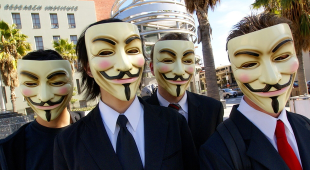 Rapine violente con la maschera di Anonymous: presi quattro banditi